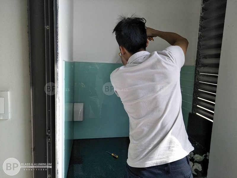 Kính màu ốp bếp nhà Cô Yên số 87 Lĩnh Lam